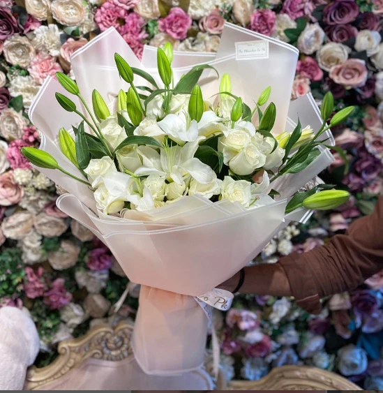 7 Lily Bouquet white Send 7 Lily Bouquet white