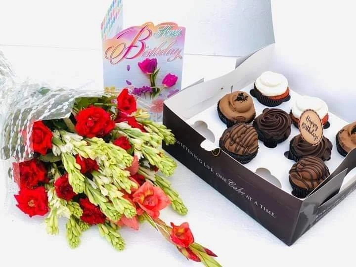 Cup Cakes With Roses Send Cup Cakes With Roses